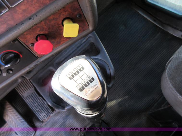 image for item L4531 2004 Kenworth T800 semi truck