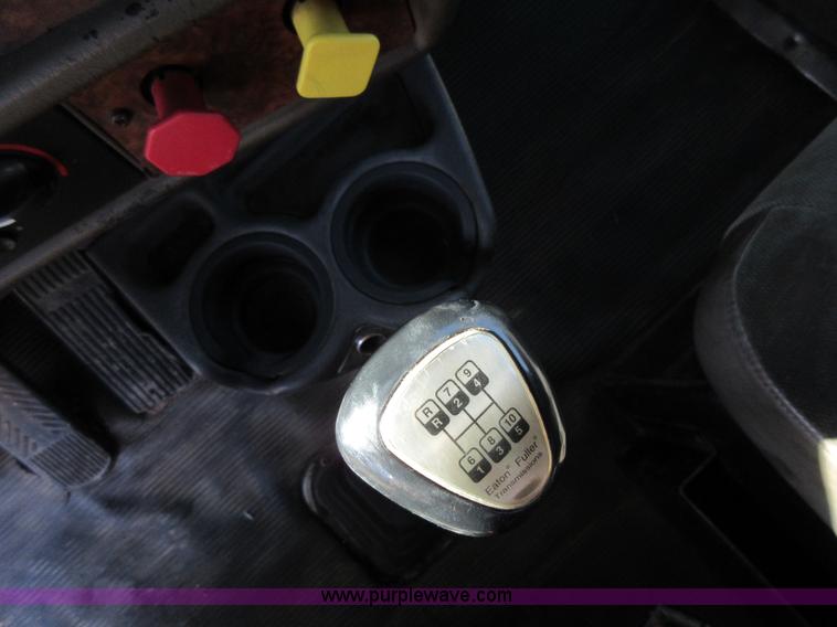 image for item L4531 2004 Kenworth T800 semi truck