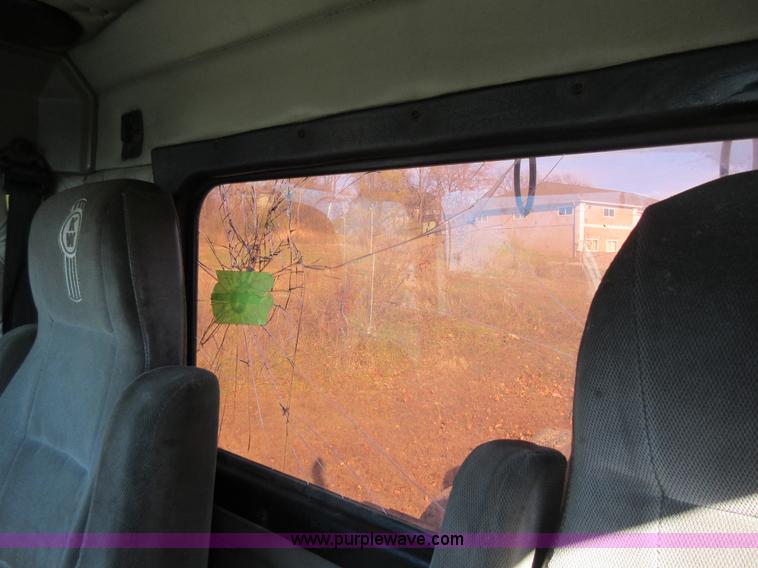 image for item L4531 2004 Kenworth T800 semi truck