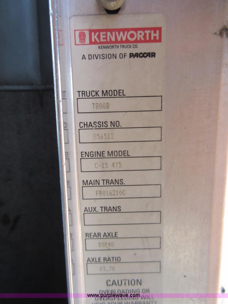 image for item L4531 2004 Kenworth T800 semi truck