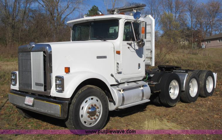 image for item L4532 1999 International F9370 semi truck