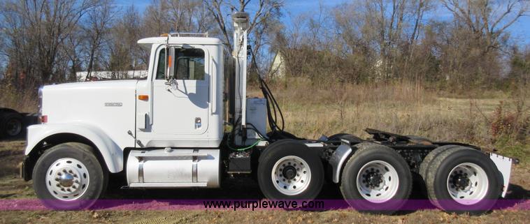 image for item L4532 1999 International F9370 semi truck