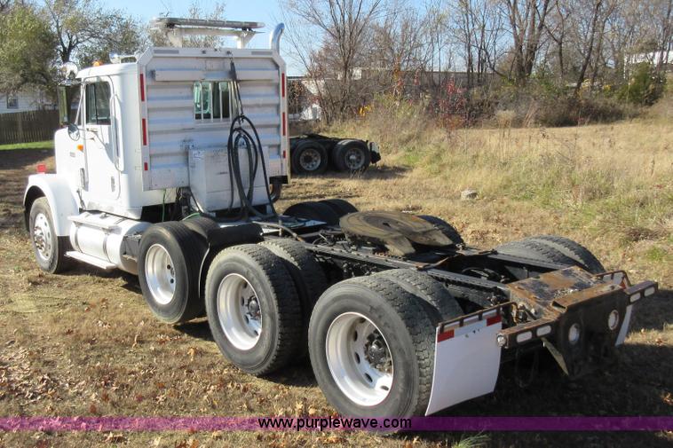 image for item L4532 1999 International F9370 semi truck