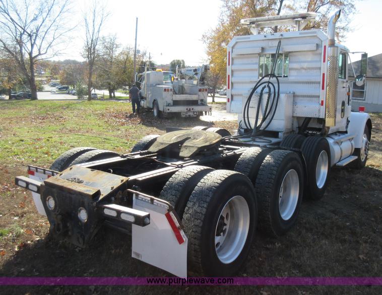 image for item L4532 1999 International F9370 semi truck