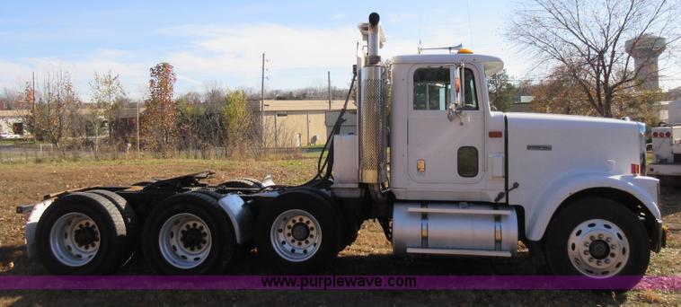 image for item L4532 1999 International F9370 semi truck