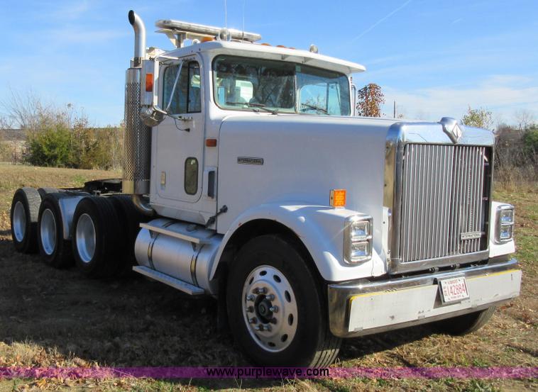 image for item L4532 1999 International F9370 semi truck