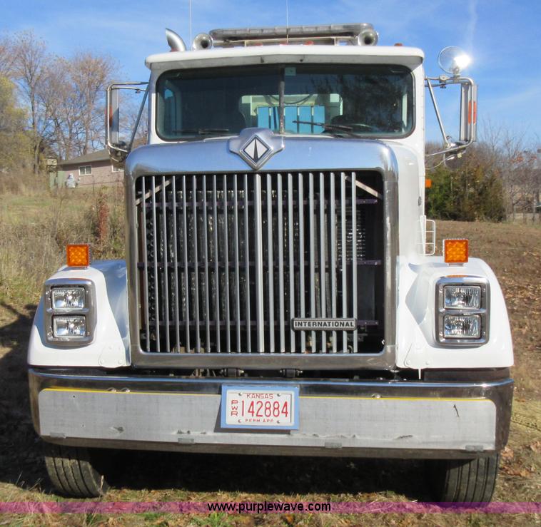 image for item L4532 1999 International F9370 semi truck