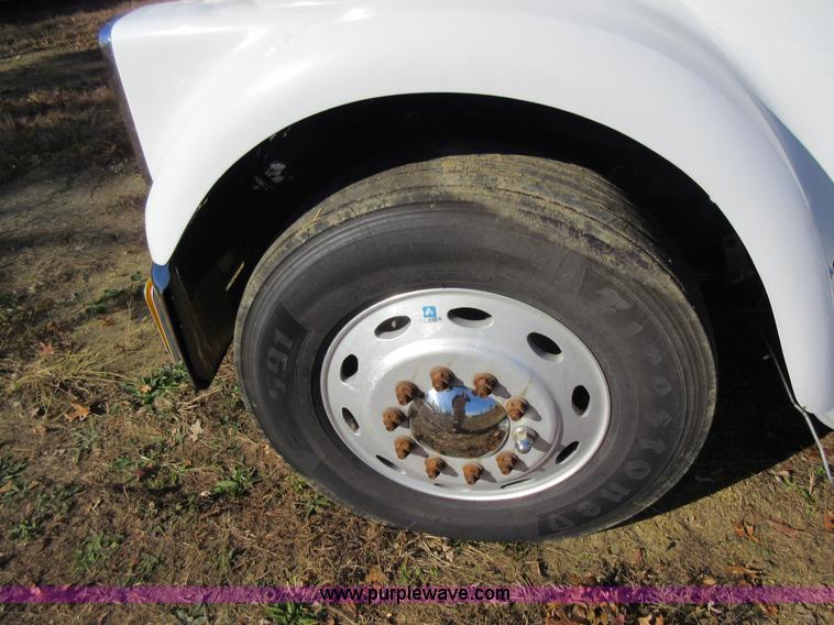 image for item L4532 1999 International F9370 semi truck