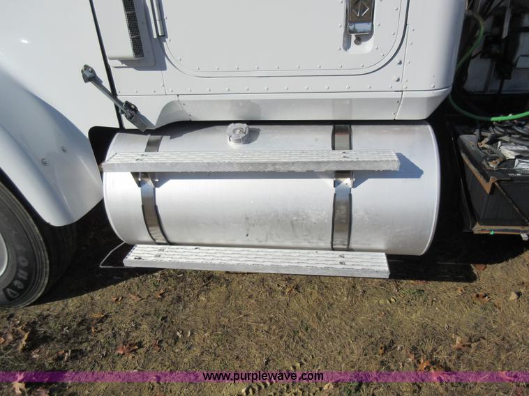 image for item L4532 1999 International F9370 semi truck