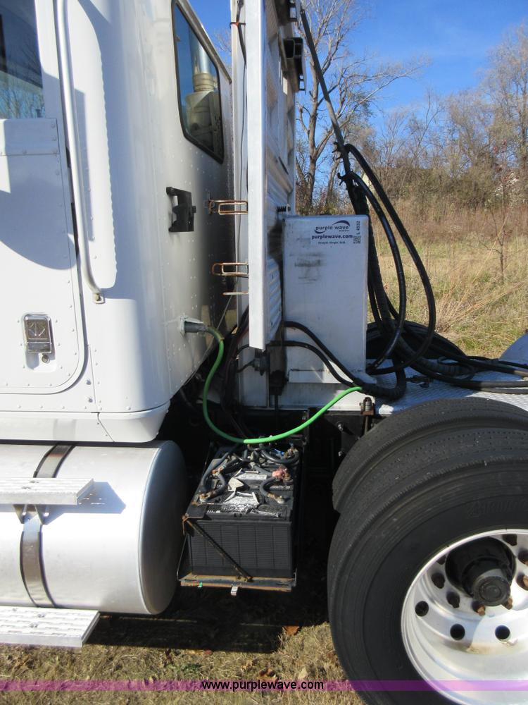 image for item L4532 1999 International F9370 semi truck