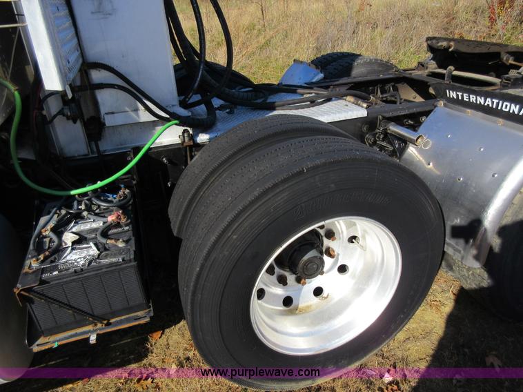 image for item L4532 1999 International F9370 semi truck