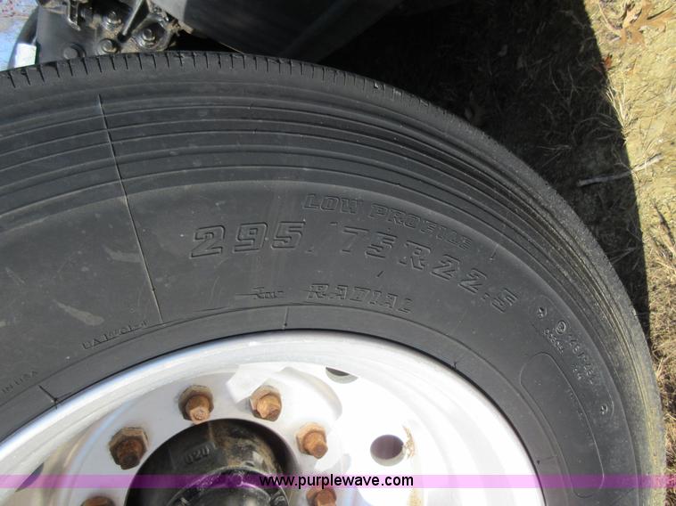 image for item L4532 1999 International F9370 semi truck