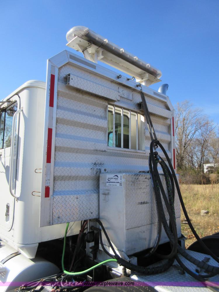 image for item L4532 1999 International F9370 semi truck