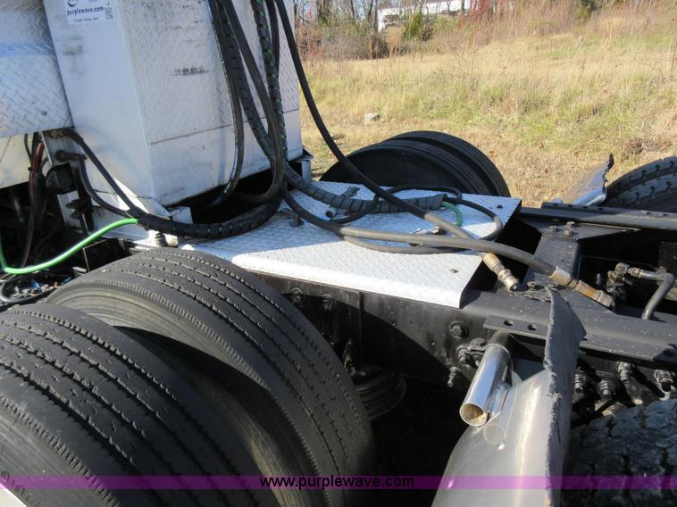 image for item L4532 1999 International F9370 semi truck