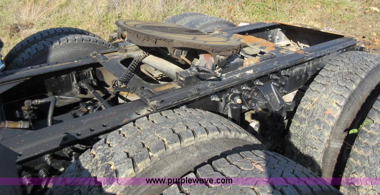 image for item L4532 1999 International F9370 semi truck