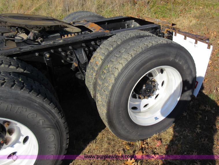 image for item L4532 1999 International F9370 semi truck