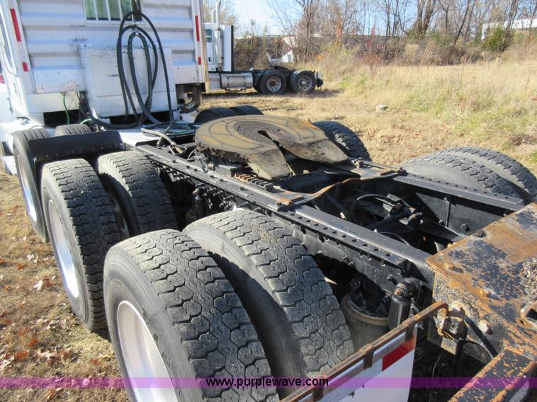 image for item L4532 1999 International F9370 semi truck