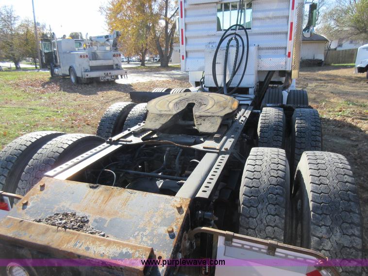 image for item L4532 1999 International F9370 semi truck