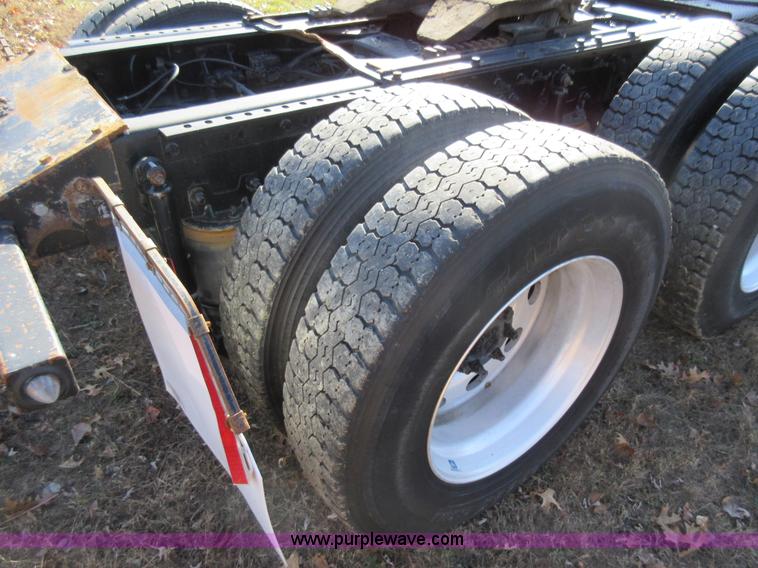 image for item L4532 1999 International F9370 semi truck