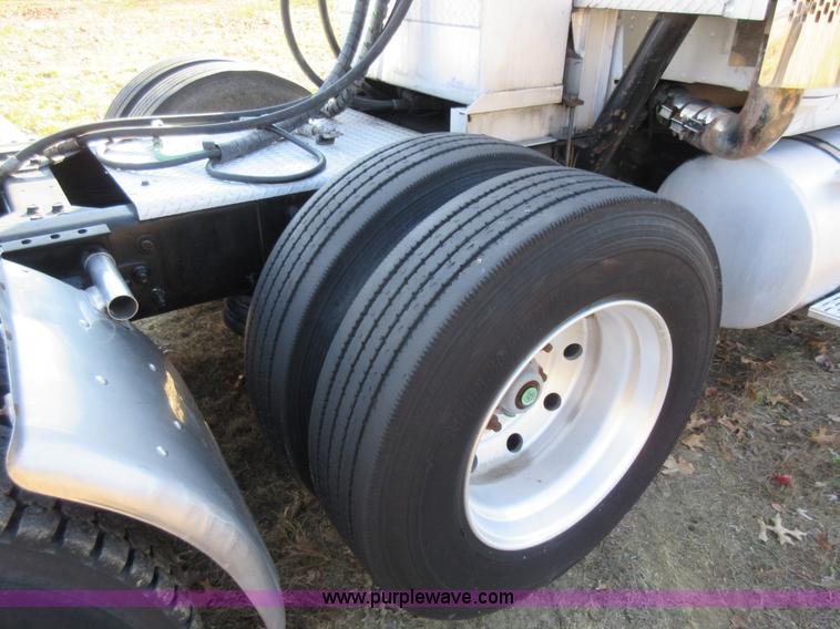 image for item L4532 1999 International F9370 semi truck