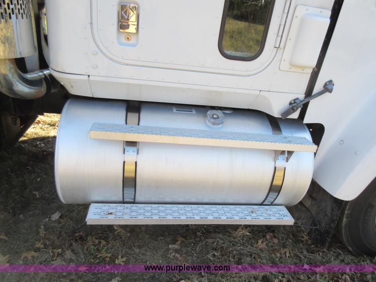 image for item L4532 1999 International F9370 semi truck