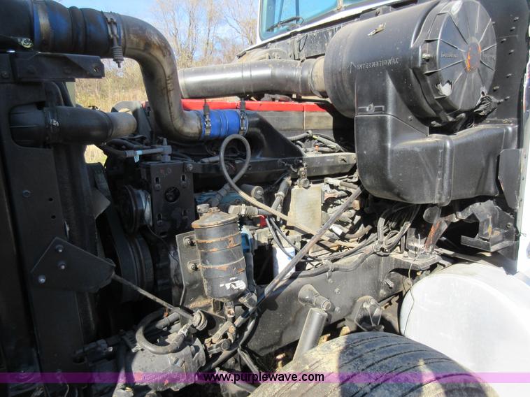 image for item L4532 1999 International F9370 semi truck