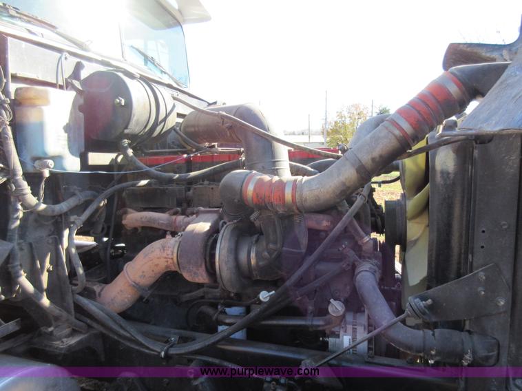 image for item L4532 1999 International F9370 semi truck