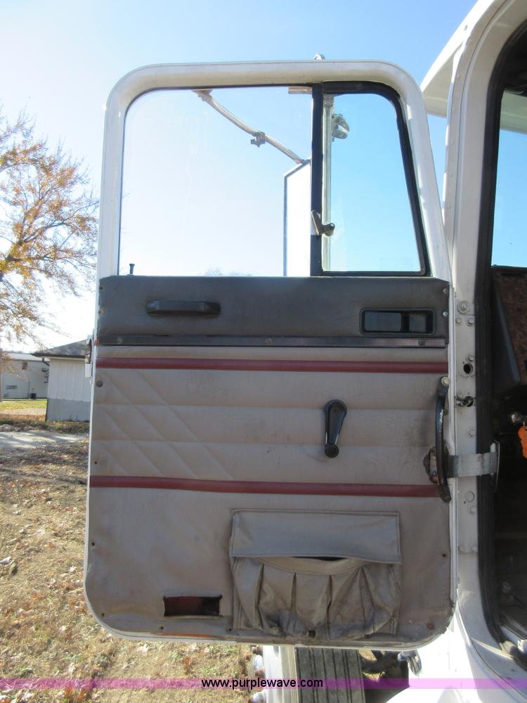 image for item L4532 1999 International F9370 semi truck