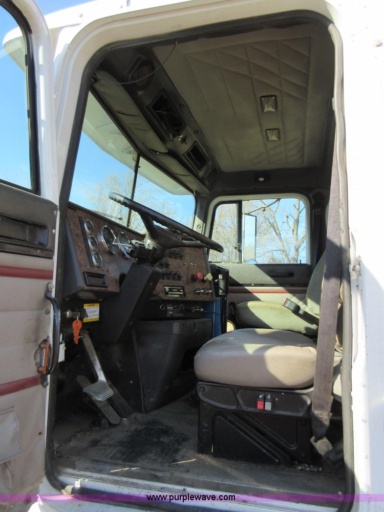 image for item L4532 1999 International F9370 semi truck