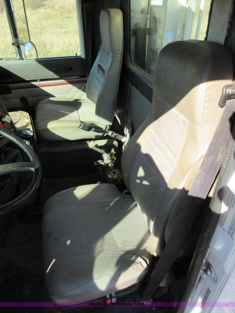 image for item L4532 1999 International F9370 semi truck