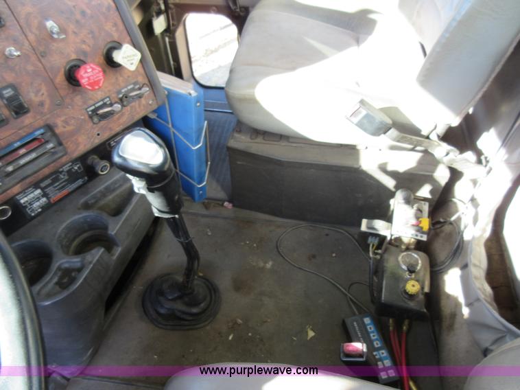 image for item L4532 1999 International F9370 semi truck