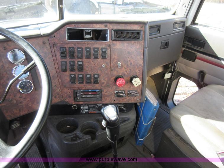 image for item L4532 1999 International F9370 semi truck