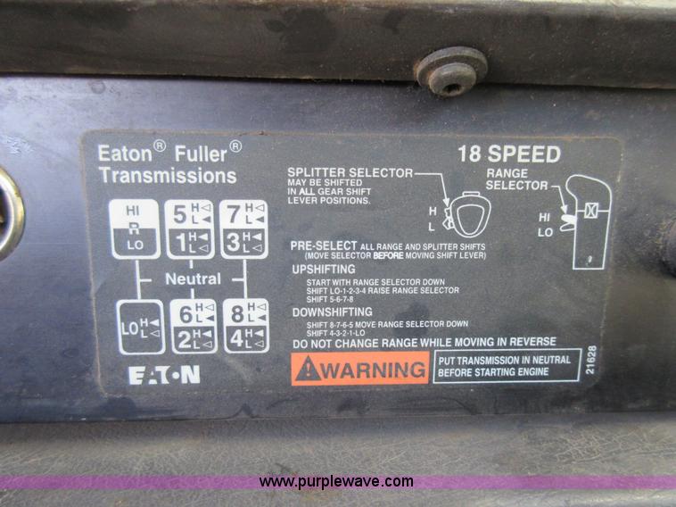 image for item L4532 1999 International F9370 semi truck