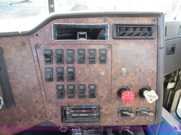 image for item L4532 1999 International F9370 semi truck