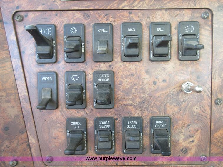 image for item L4532 1999 International F9370 semi truck