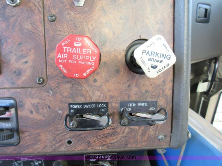 image for item L4532 1999 International F9370 semi truck