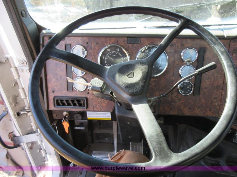 image for item L4532 1999 International F9370 semi truck