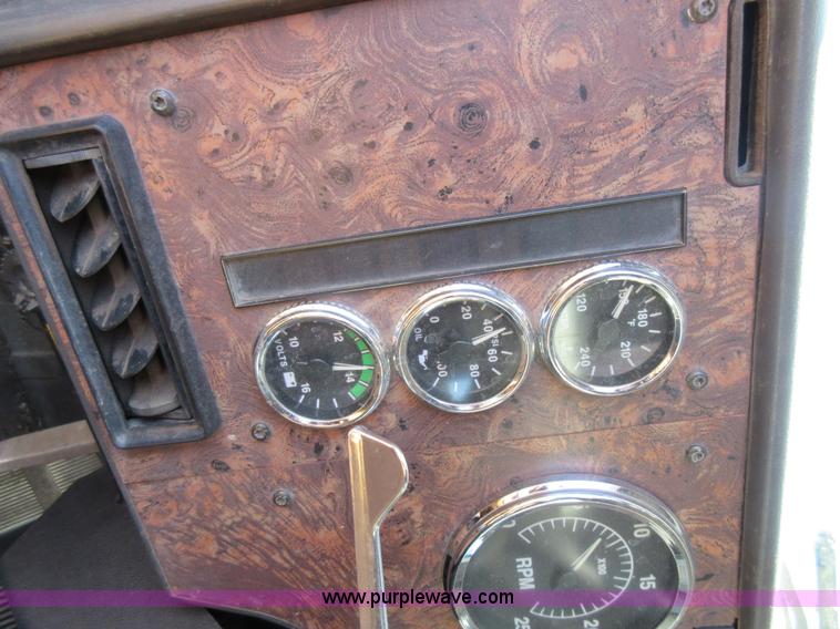 image for item L4532 1999 International F9370 semi truck