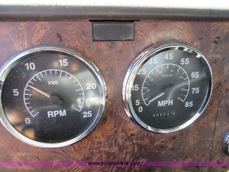 image for item L4532 1999 International F9370 semi truck