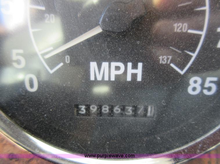 image for item L4532 1999 International F9370 semi truck