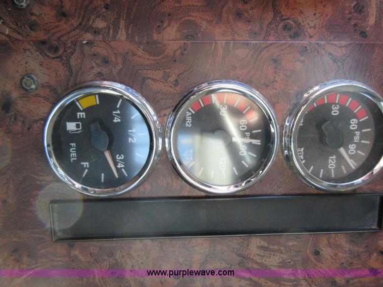 image for item L4532 1999 International F9370 semi truck