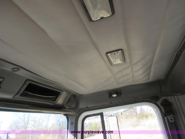 image for item L4532 1999 International F9370 semi truck