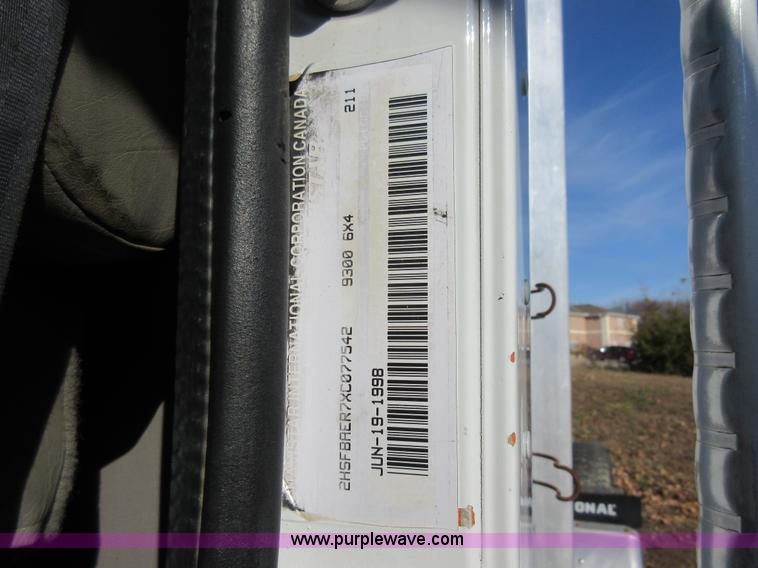 image for item L4532 1999 International F9370 semi truck