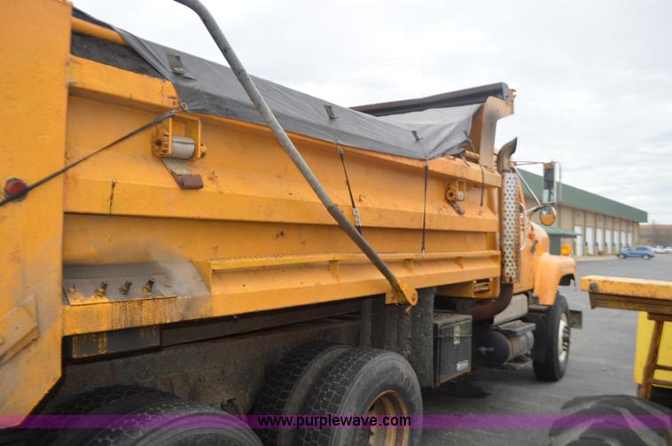 image for item L4536 2002 International F2554 dump truck