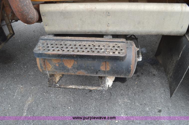 image for item L4536 2002 International F2554 dump truck