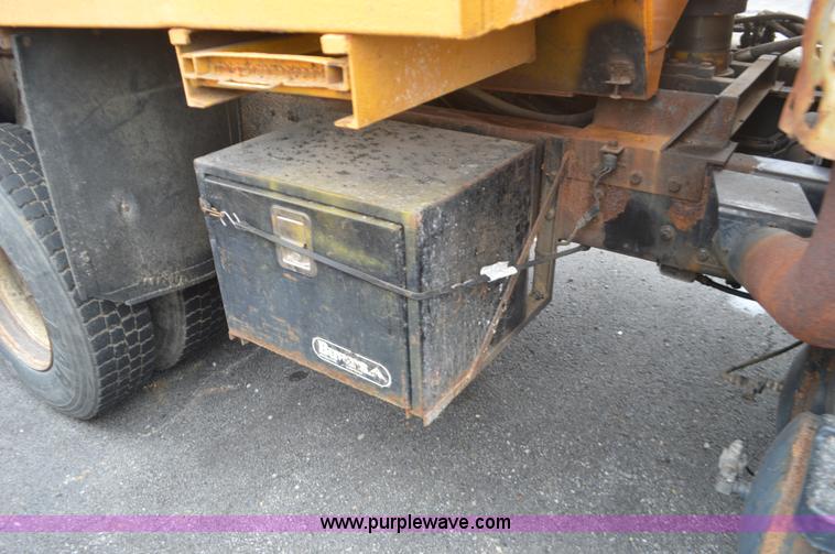 image for item L4536 2002 International F2554 dump truck