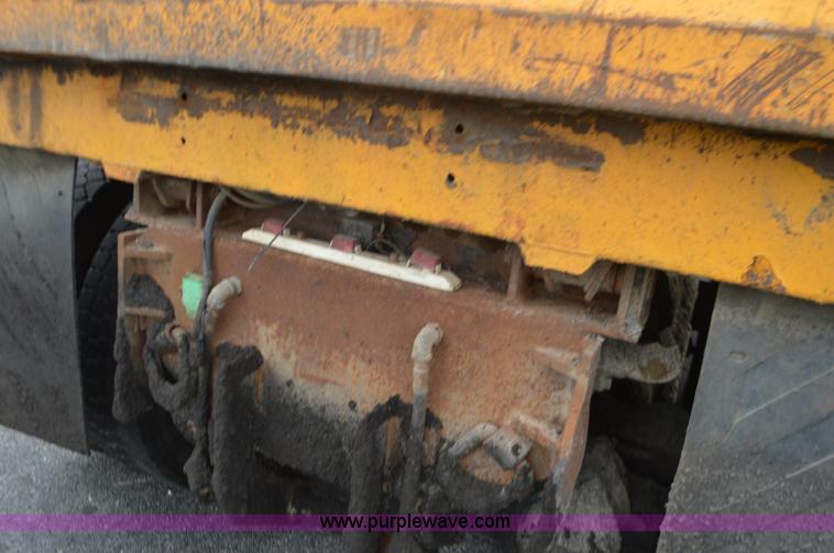 image for item L4536 2002 International F2554 dump truck