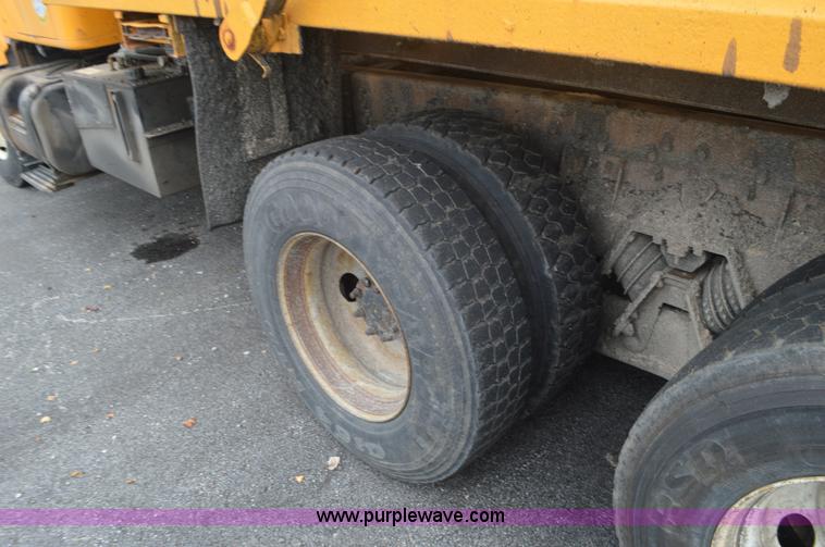 image for item L4536 2002 International F2554 dump truck