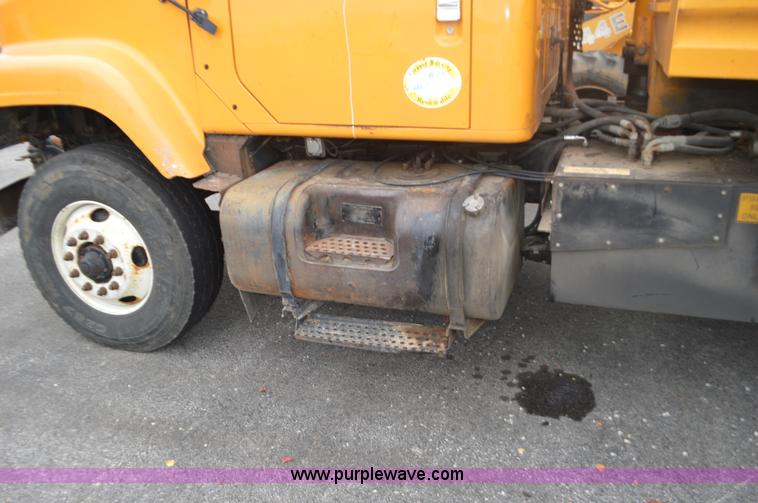 image for item L4536 2002 International F2554 dump truck