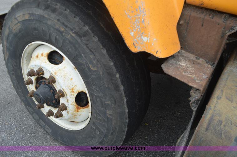 image for item L4536 2002 International F2554 dump truck